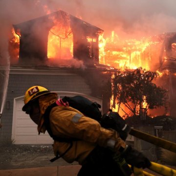 Los Angeles in Flames: 10 Dead, Thousands Displaced as Recovery Begins